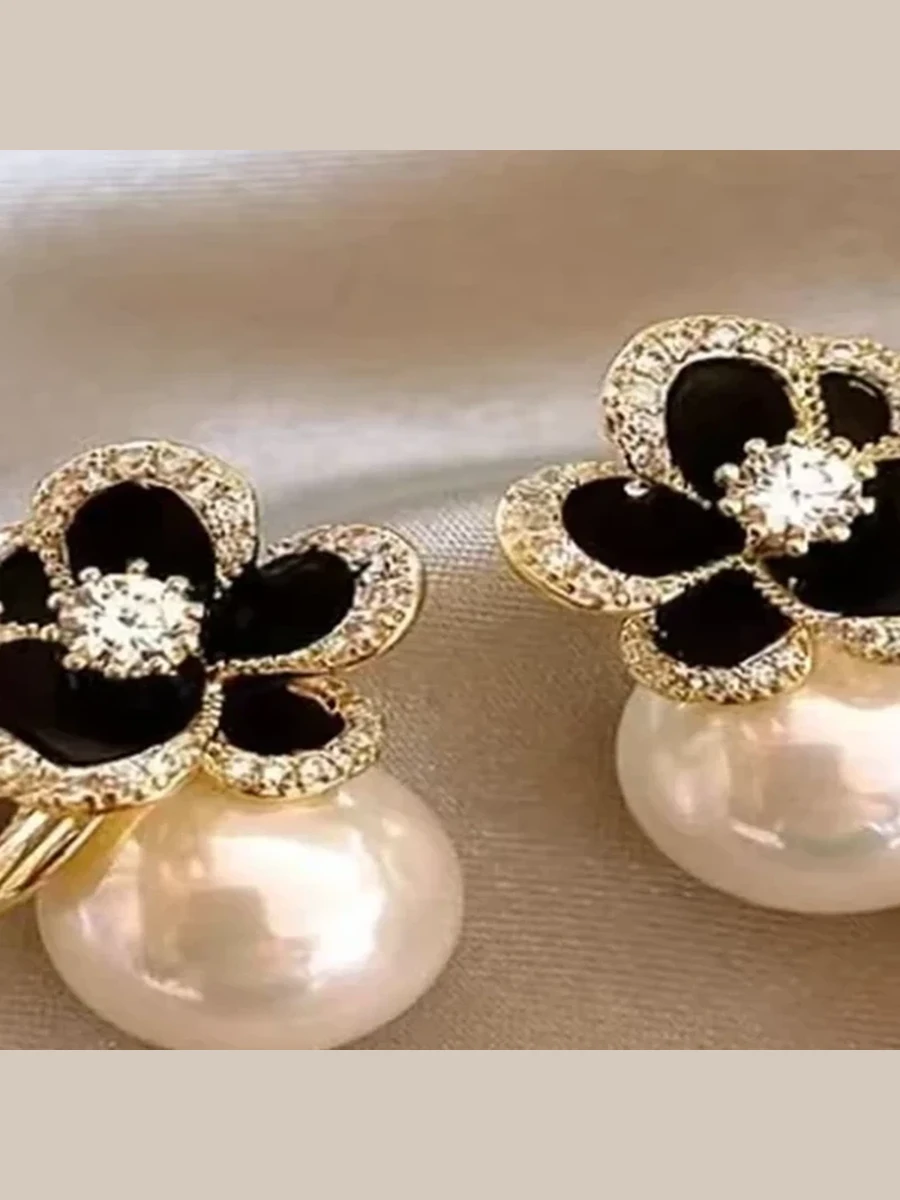 Black Clover Pearl Stud Earrings