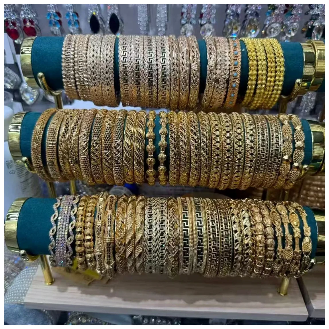 Bracelet display rolls with mixed finishes